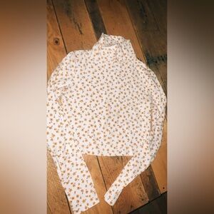 Floral cropped turtle neck💐
Size : Small 
Brand: Forever21